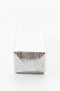 Beyaz arkaplanda hediye kutusu