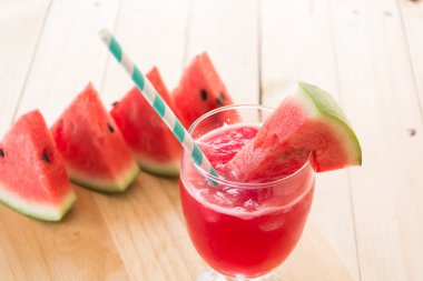 Ahşap arka planda karpuz smoothie