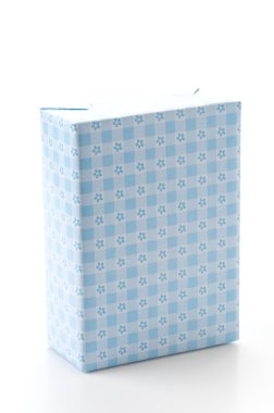 Beyaz arkaplanda hediye kutusu