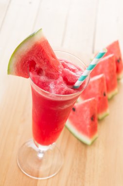 Ahşap arka planda karpuz smoothie