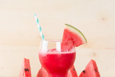 Ahşap arka planda karpuz smoothie