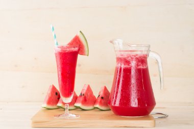 Ahşap arka planda karpuz smoothie