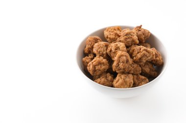 Beyaz arkaplanda karides topu