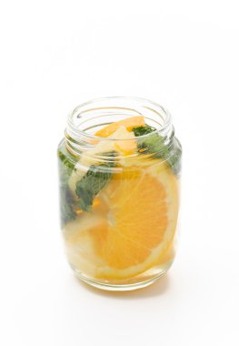 Beyaz arkaplanda aşılanmış su