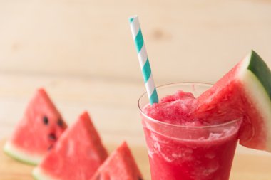 Ahşap arka planda karpuz smoothie