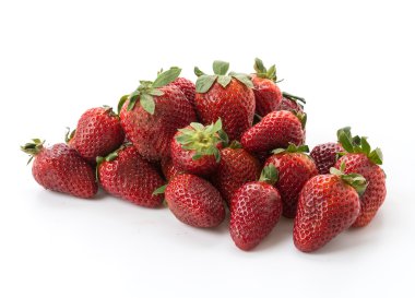 Beyaz arka planda taze çilekler