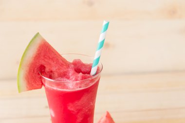 Ahşap arka planda karpuz smoothie