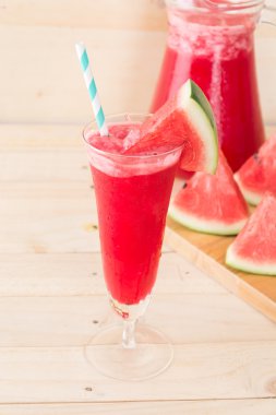 Ahşap arka planda karpuz smoothie