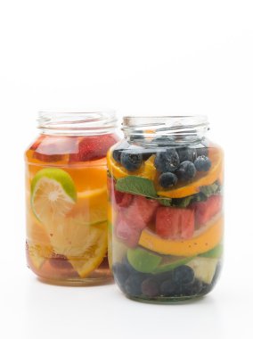 Beyaz arkaplanda aşılanmış su