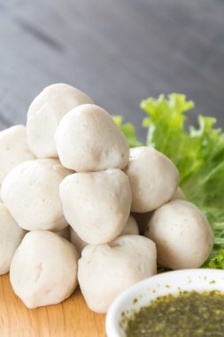 ahşap arka plan üzerinde balık topları