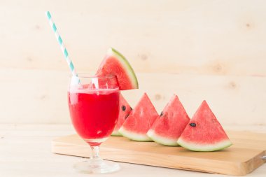 Ahşap arka planda karpuz smoothie