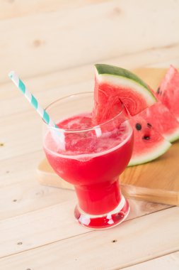 Ahşap arka planda karpuz smoothie