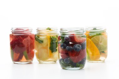 Beyaz arkaplanda aşılanmış su