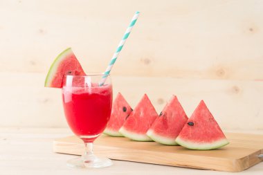 Ahşap arka planda karpuz smoothie