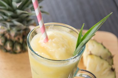 bardakta ananas güler yüzlü