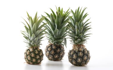 Beyaz arkaplanda taze ananas
