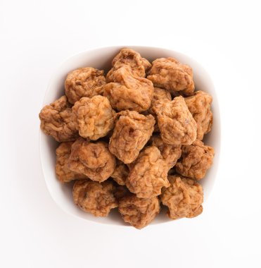 Beyaz arkaplanda karides topu