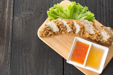 ahşap arka plan üzerinde balık topları