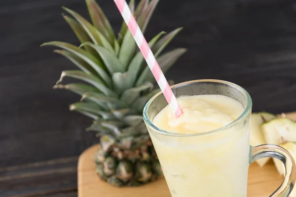 Batido de piña en vidrio — Foto de Stock