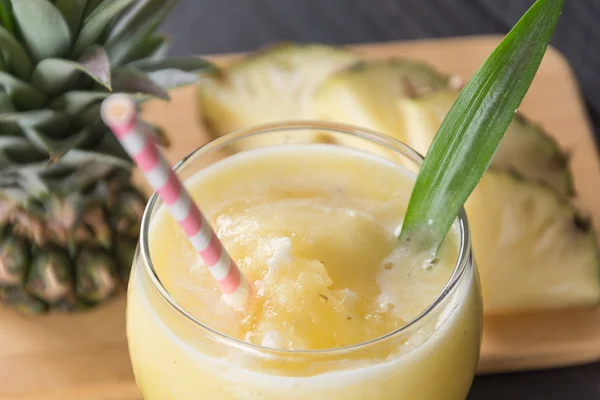 Smoothie à l'ananas en verre — Photo
