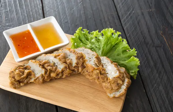 ahşap arka plan üzerinde balık topları