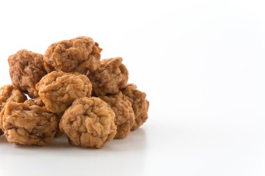 Beyaz arkaplanda karides topu