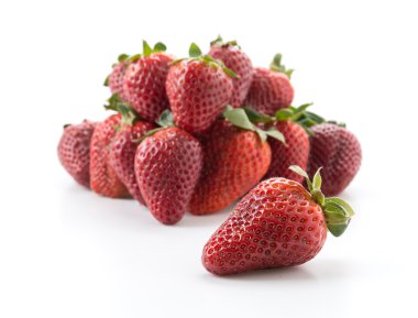 Beyaz arka planda taze çilekler