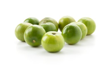 Beyaz arkaplanda yeşil limon