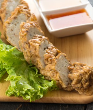 ahşap arka plan üzerinde balık topları