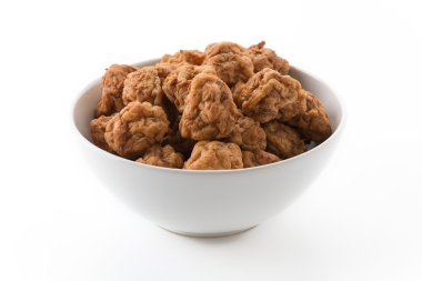 Beyaz arkaplanda karides topu