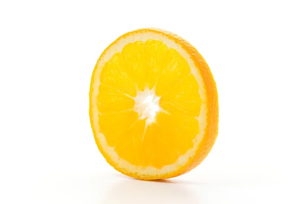 Πορτοκαλί φέτα σε λευκό φόντο — Φωτογραφία Αρχείου