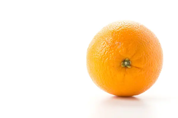 Arancione fresco su sfondo bianco — Foto Stock