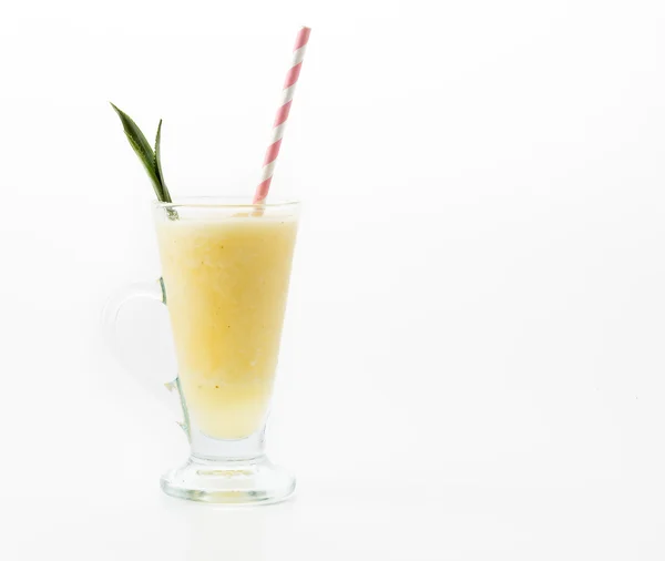 Smoothie à l'ananas sur fond blanc — Photo