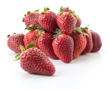 Beyaz arka planda taze çilekler