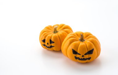 Beyaz arka planda Cadılar Bayramı kabağı