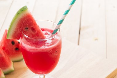 Ahşap arka planda karpuz smoothie