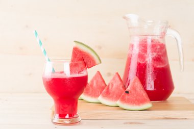 Ahşap arka planda karpuz smoothie