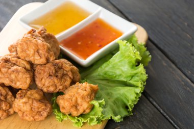 Ahşap zemin üzerinde karides topu