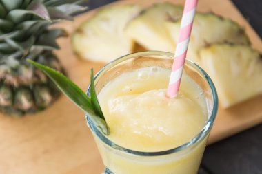 Ahşap arka planda ananas kokteyli