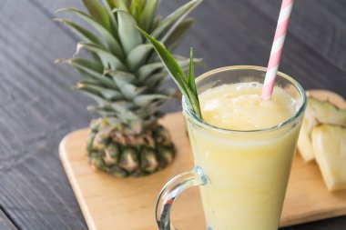 Ahşap arka planda ananas kokteyli