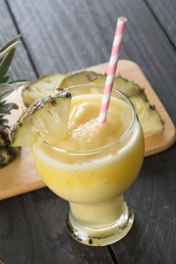 Ahşap arka planda ananas kokteyli