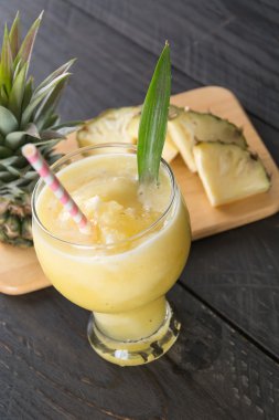 Ahşap arka planda ananas kokteyli