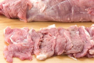 Tahtada domuz dilimi