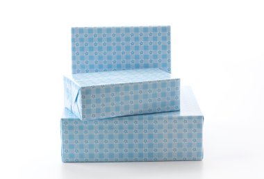 Beyaz arkaplanda hediye kutusu