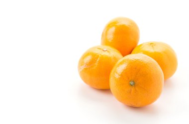 Beyaz arkaplanda taze turuncu