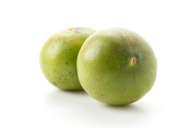 Beyaz arkaplanda yeşil limon