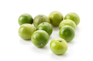 Beyaz arkaplanda yeşil limon