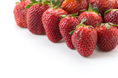 Beyaz arka planda taze çilekler