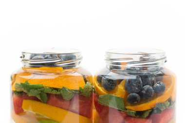 Beyaz arkaplanda aşılanmış su