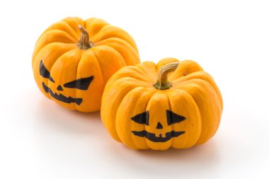 Beyaz arka planda Cadılar Bayramı kabağı